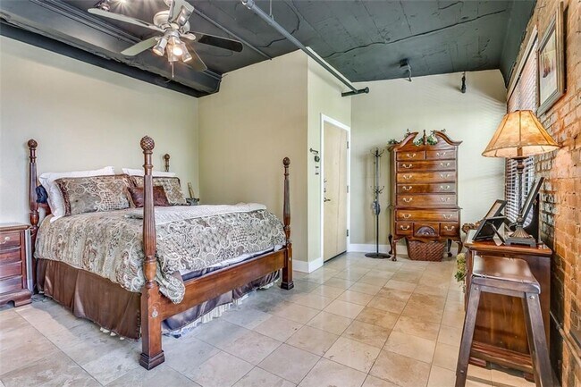 Building Photo - Beautiful 1 Bed- 1 Bath in Houston Place L...