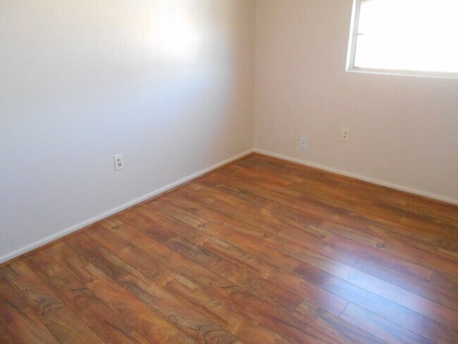 Building Photo - 3/1 Brick home on corner lot in Shallowater