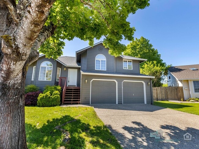 Building Photo - Stunning 3 bedroom 2.5 bathroom Home