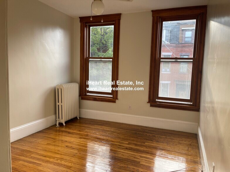 Building Photo - 338 K St