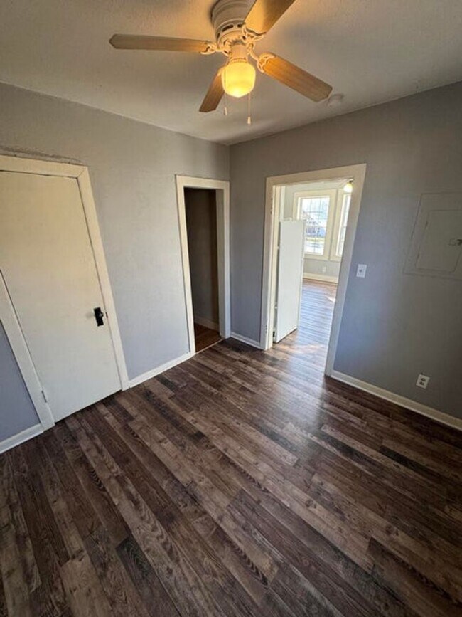 Building Photo - Great 1 bed 1 bath duplex in North Springfield. Remodeled