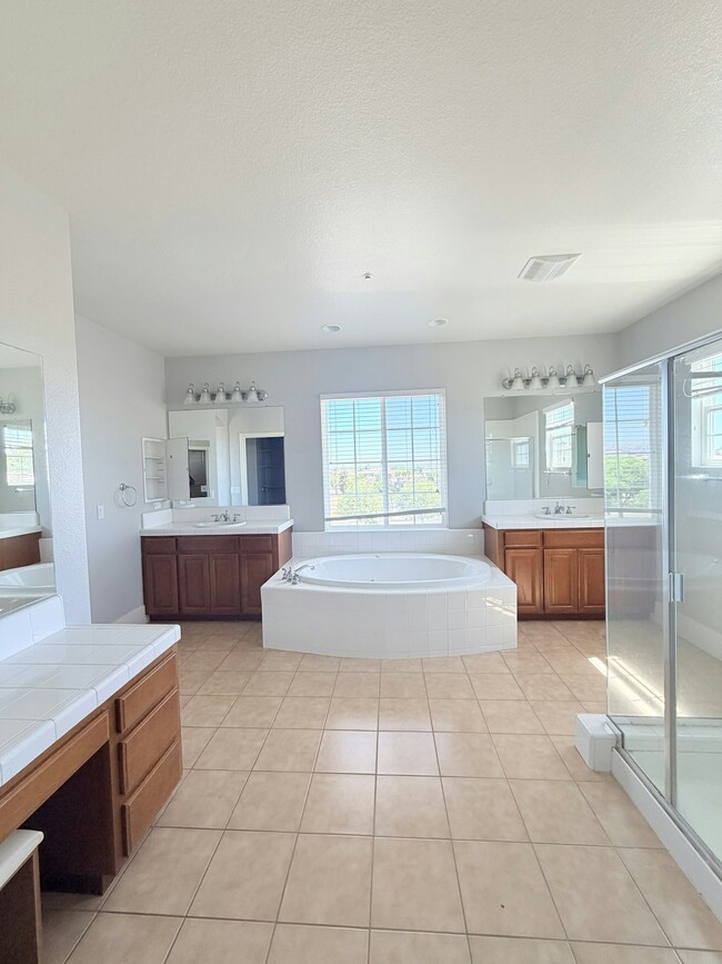 Building Photo - 850 Monterey Ct