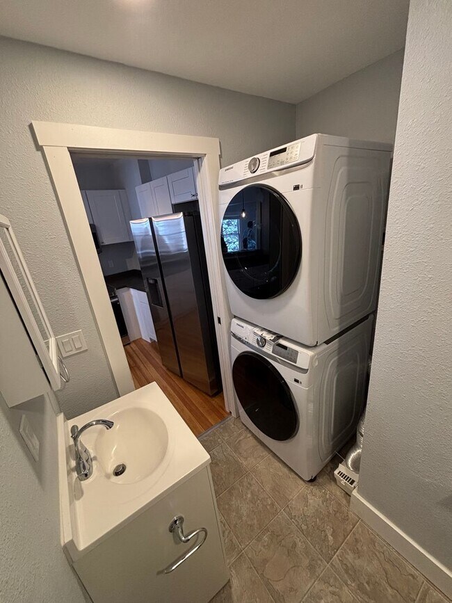 Building Photo - 741 Manitou Ave