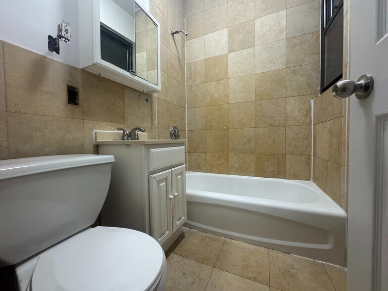 Building Photo - 410 W 46th St