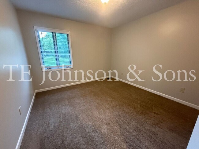 Building Photo - Charming 3 Bedroom Home Near Country Club ...