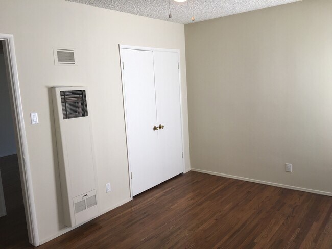 Building Photo - Parr, 10424-10425