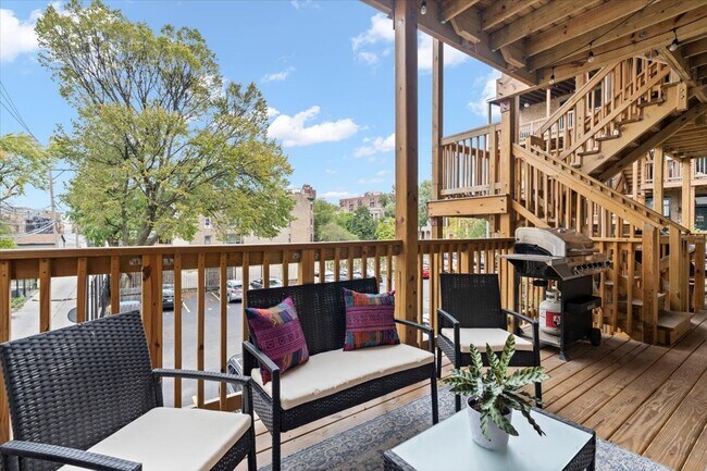 Building Photo - 1048 W Lawrence Ave