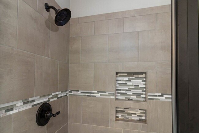 Building Photo - 708 Tree Top Trl