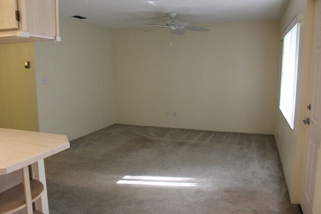Building Photo - Up Coming - 2 bedroom/2 bath Condo!