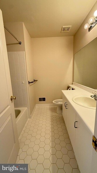 Building Photo - 207 Lookout Pl