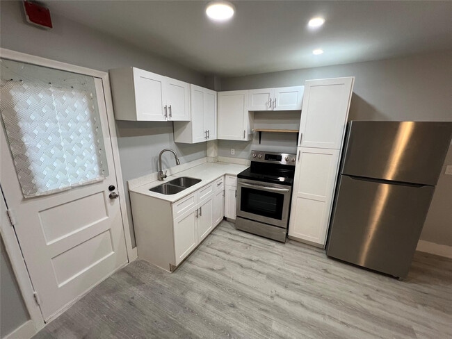 Building Photo - 6840 Pembroke Rd