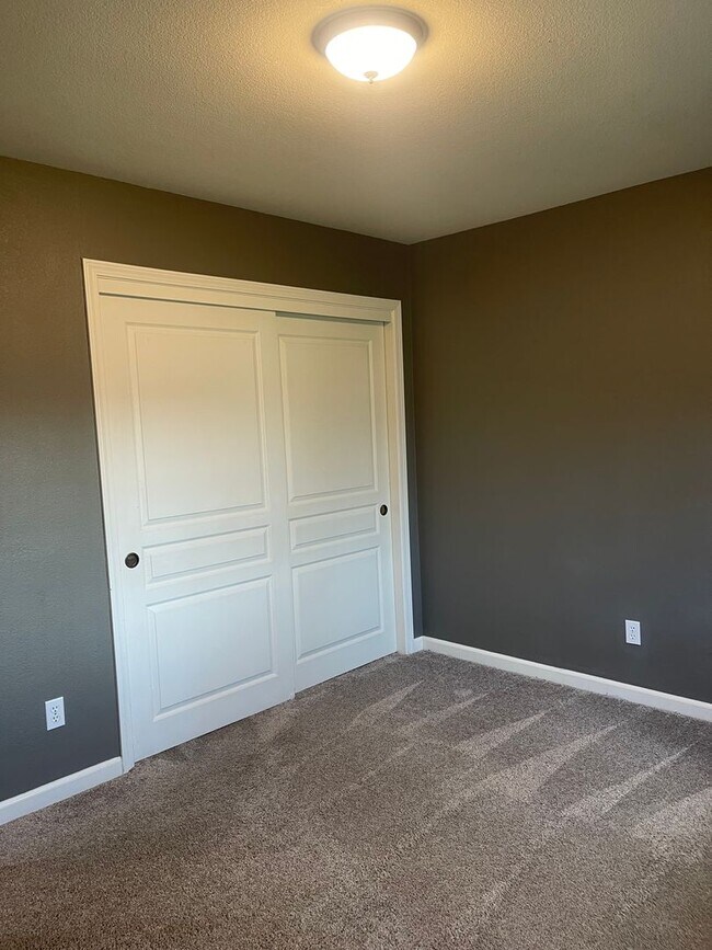 Building Photo - 3 BED 2 BATH HOUSE WITH FENCED BACKYARD IN THE COUNTRY HEIGHTS SUBDIVISION