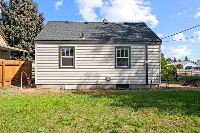 Building Photo - Updated Bungalow