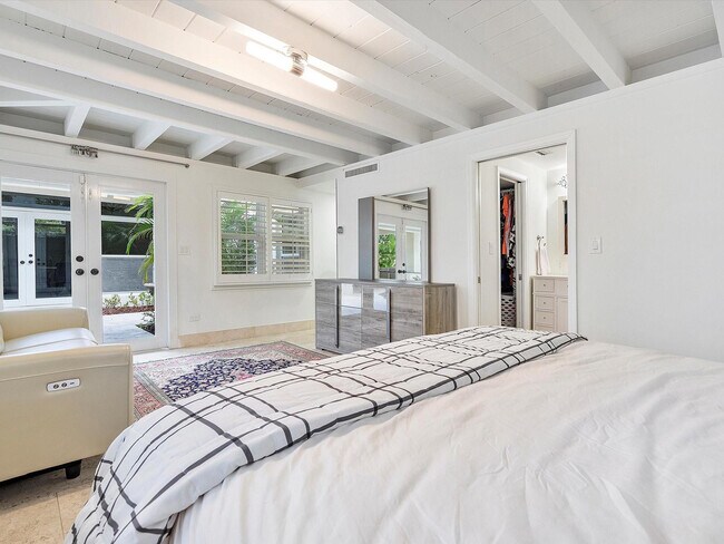 Building Photo - 411 Poinciana Dr