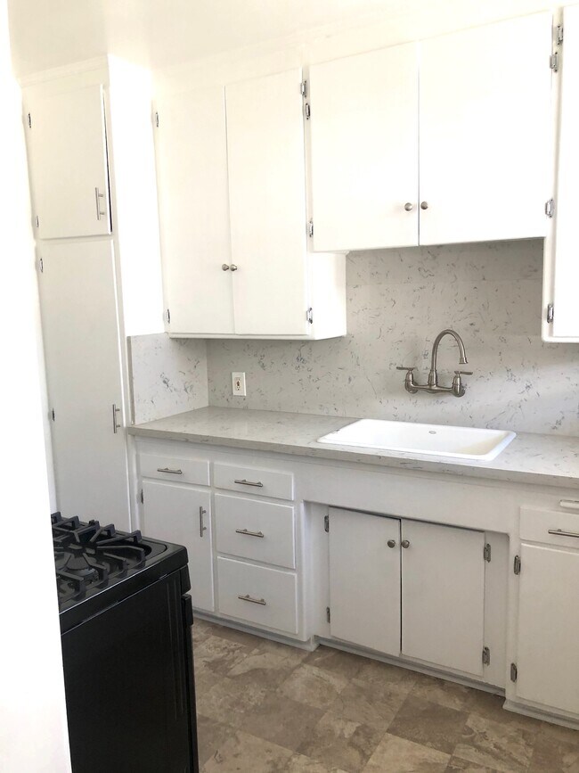 Building Photo - 2025 S Sherbourne Dr