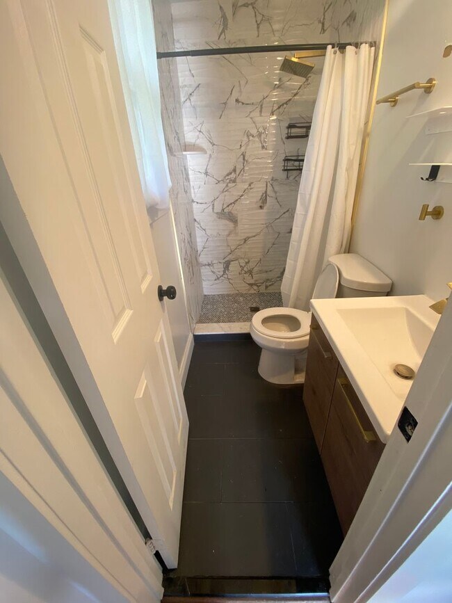 Building Photo - Stylish 5 Bedroom home in Fort Washington