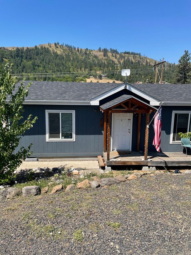 Building Photo - 820 Crest Dr