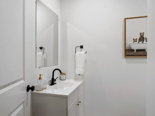 Building Photo - 126 Parris Bridge Rd