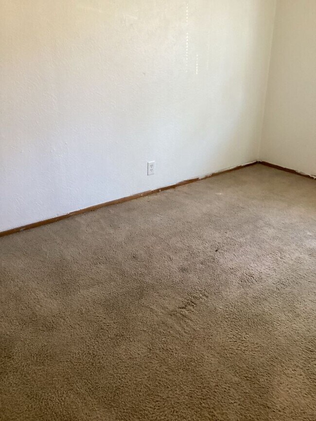 Building Photo - CUTE 4 BEDROOM / 1.5 BATHROOM HOUSE IN LAMAR MO!! WITH CAR GARAGE!