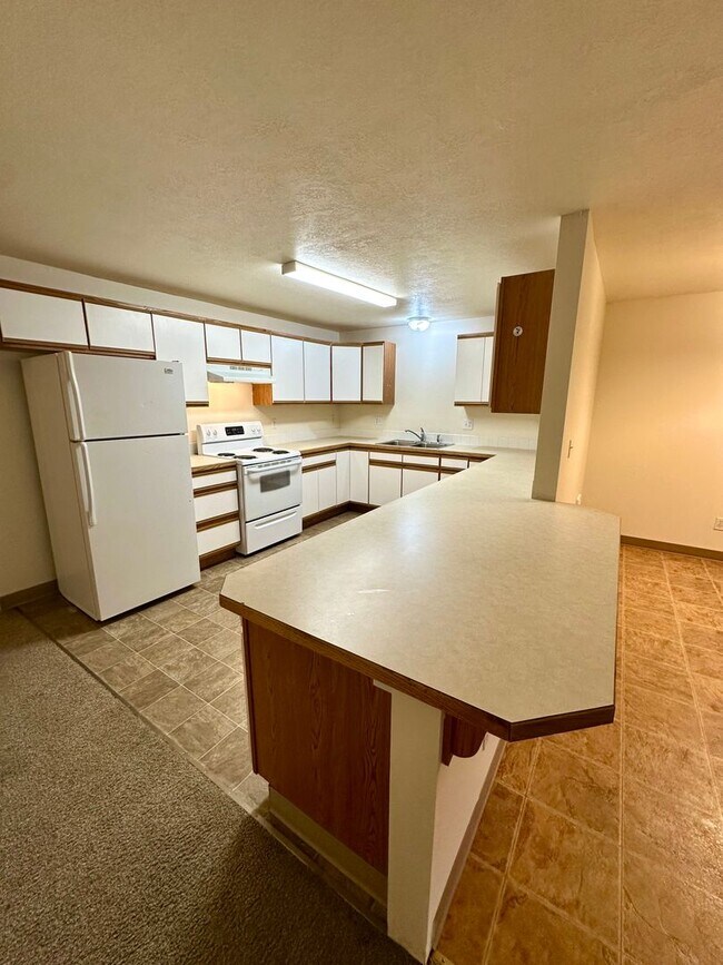 Building Photo - *** $800 OFF 1st Month *** Charming Duplex in Redmond, OR! 611 NE Larch!