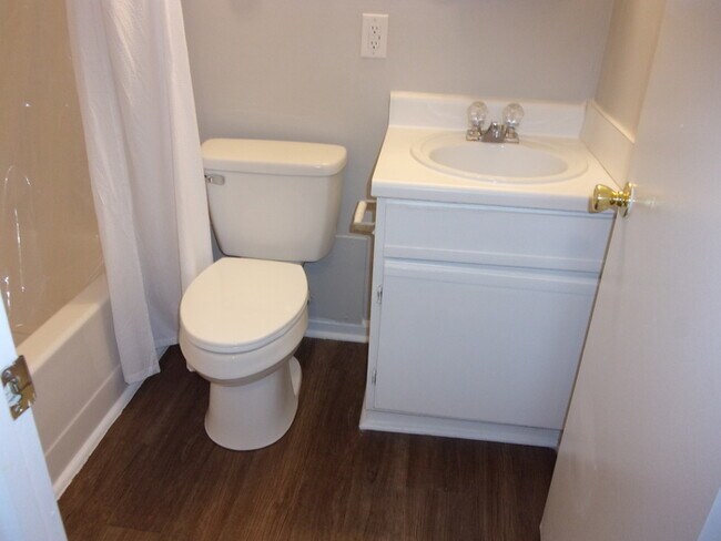 Building Photo - 2 Bedroom 1 1/2 Bath Townhome - Recently Updated and Freshly Painted