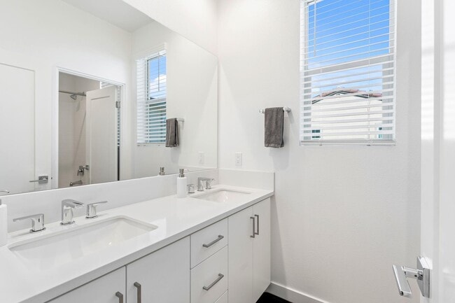 Building Photo - 35722 McCarthy St