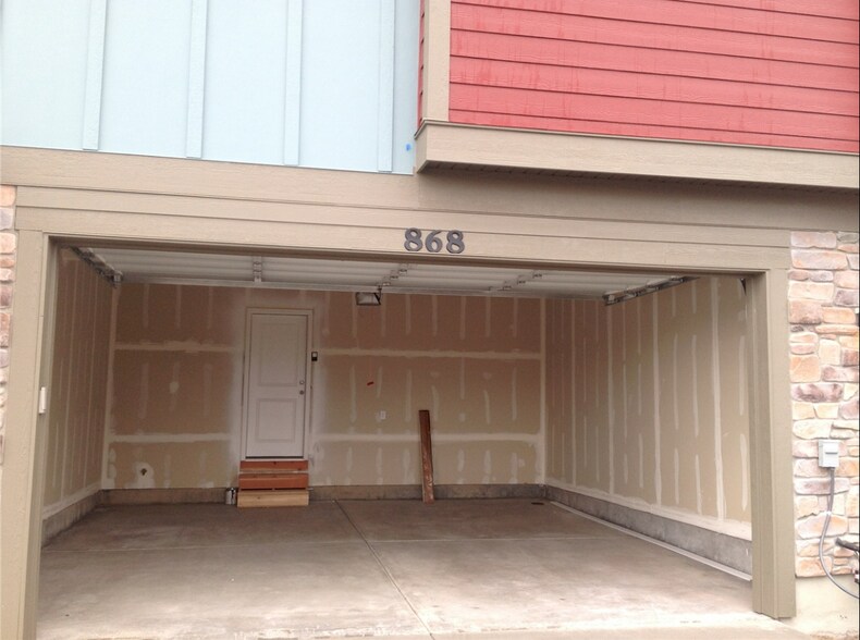 Building Photo - 868 W San Savino Way