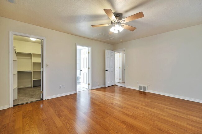 Building Photo - 3 Bed - 2.5 Bath, Beautiful Home in Ogden - Fully Fenced Yard! - Available on June 10th!