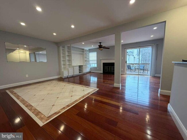 Building Photo - 10354 College Square