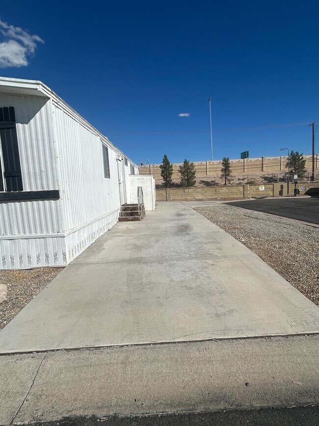 Building Photo - 3601 E Wyoming Ave