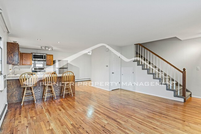 Building Photo - Charming 2-Bed 1.5 bath 2 Floor Rental in ...