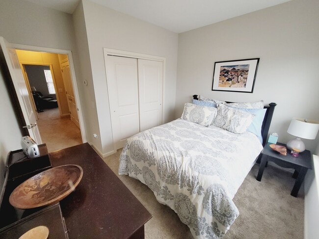 Building Photo - Great end unit in Waters Edge! Master on the main!
