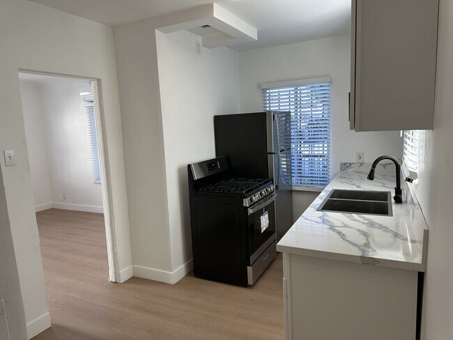 Building Photo - Newly Renovated 1 Bedroom in West Adams