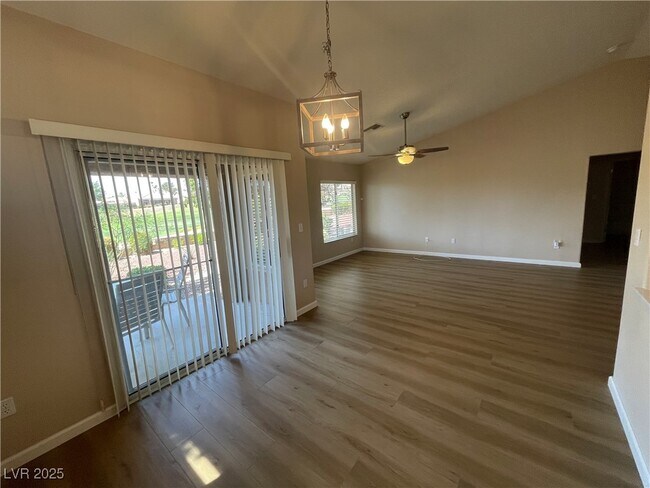 Building Photo - 9401 Villa Ridge Dr