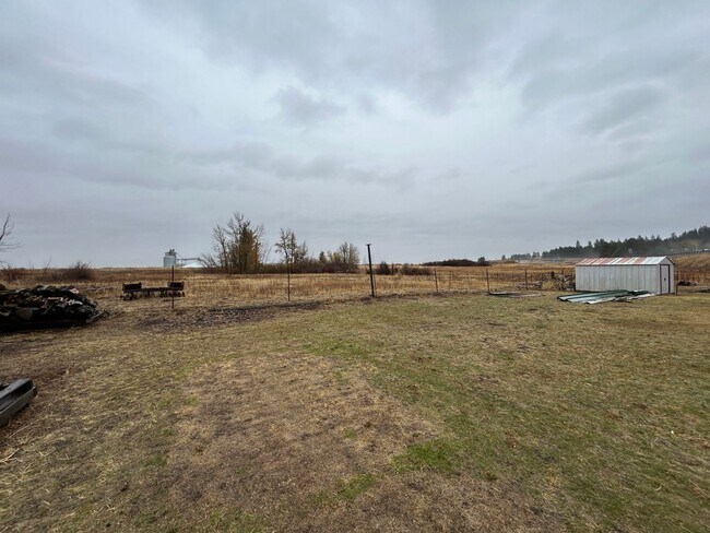 Building Photo - Country Living