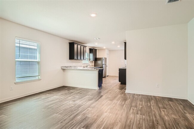 Building Photo - You dont want to miss this one!! 4 bedrooms!