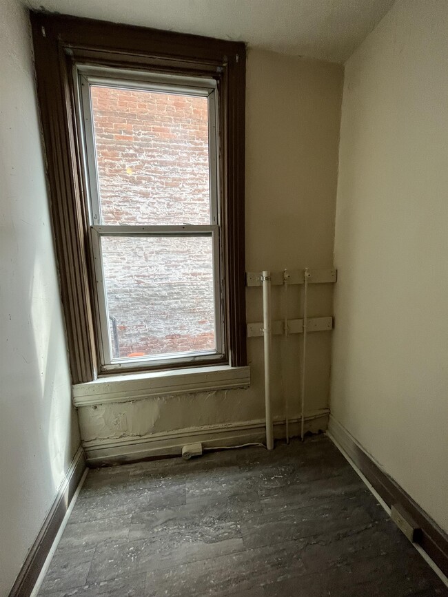 Building Photo - 402 E Market St