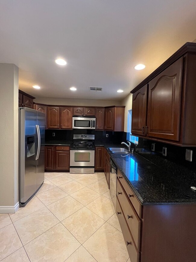 Building Photo - 3 bedroom upgraded Green Valley Home with Pool!