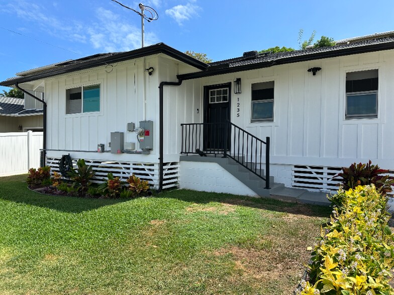 Building Photo - 1235 Manulani St