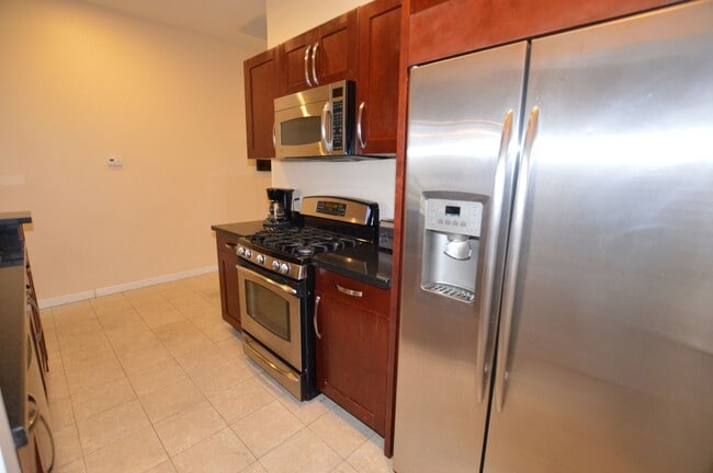 Building Photo - Panorama Towers / Villa Style Condo on two...