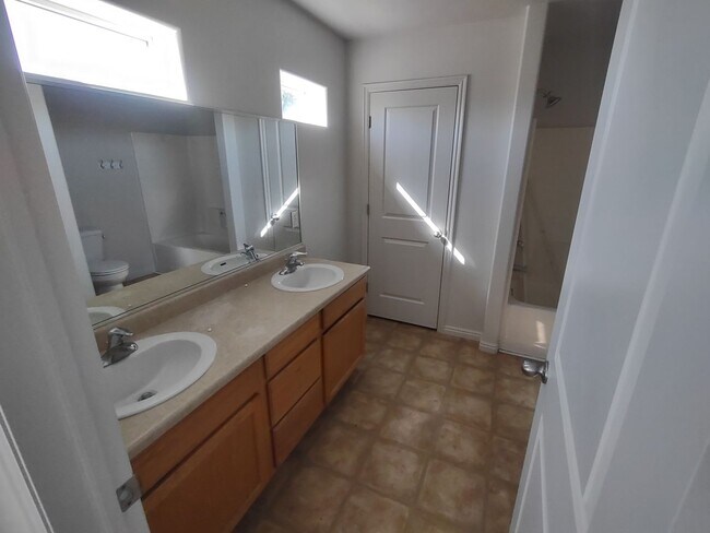 Building Photo - Fox Cove Unit