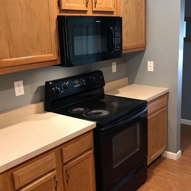 Building Photo - 3 bed, 2 bath Home with GARAGE!