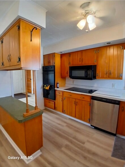 Building Photo - 304 Marshall St