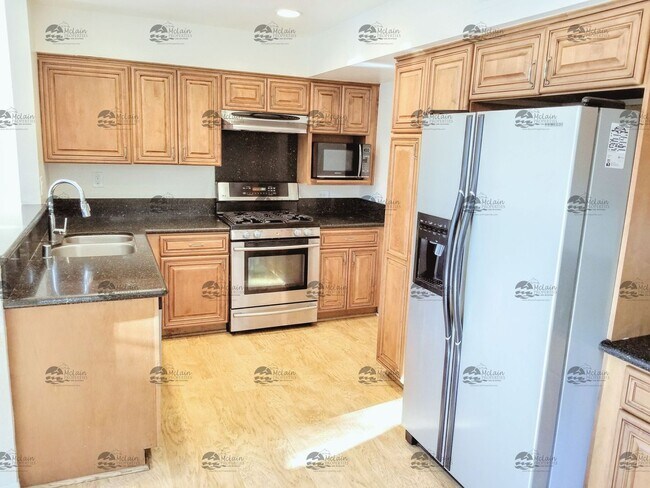 Building Photo - 3 Bedroom, 2.5 Bathroom in Rancho Del Oro!