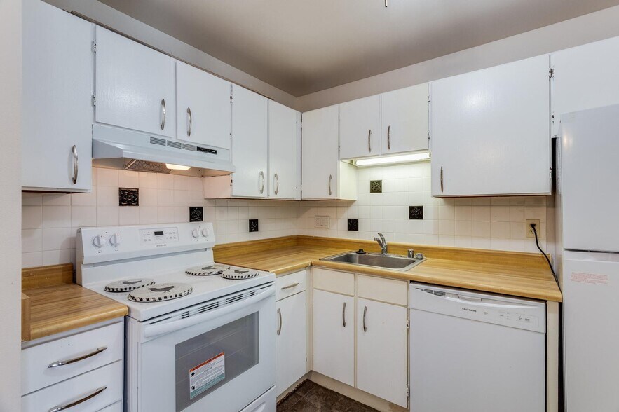 Building Photo - 9082 N Park Plaza Ct