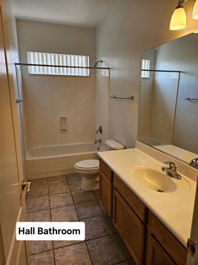 Building Photo - 931 E Sherri Dr