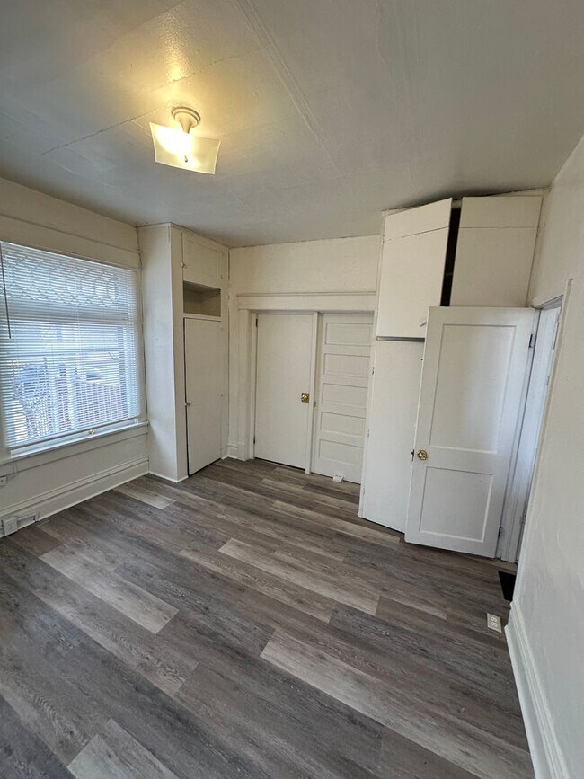 Building Photo - AJE1825