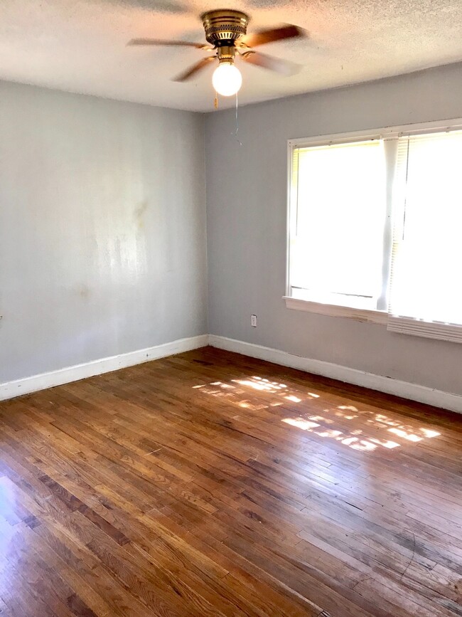 Building Photo - Pre-Leasing  - 2 bed 1 bath