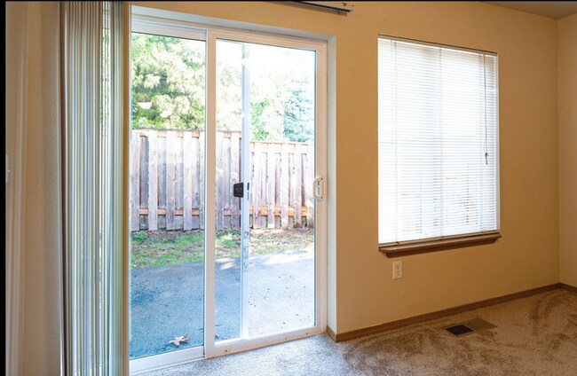 Building Photo - Rare 2 X 1.5 Townhome Availble in October
