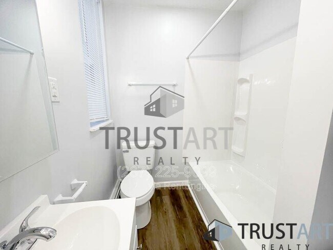 Building Photo - 3347 Frankford Ave